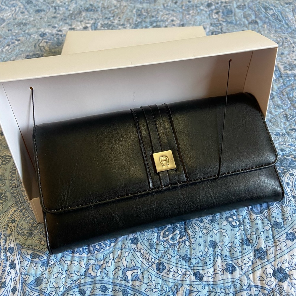 Aigner Black Leather Logo Continental Wallet。Vintage. Brand new. Women.